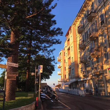 Mansarda Luminosa In Centro Sul Mare - Attic By Sea Apartment *